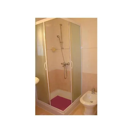 1 Bedroom Lovely In Apartment Posedarje