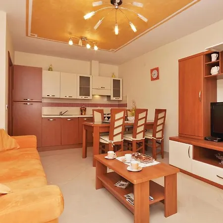 1 Bedroom Lovely In Apartment *