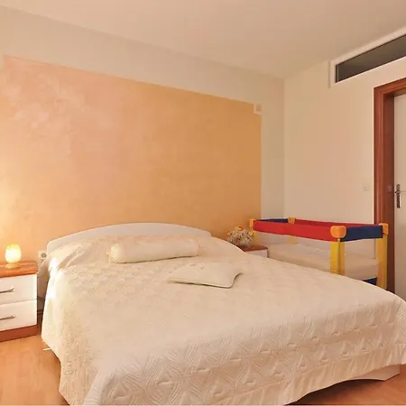 1 Bedroom Lovely In Apartment Posedarje