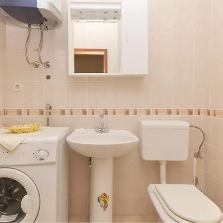 1 Bedroom Lovely In Apartment Posedarje