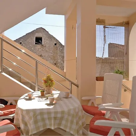 1 Bedroom Lovely In Apartamento Posedarje