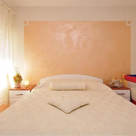 1 Bedroom Lovely In Apartment Posedarje