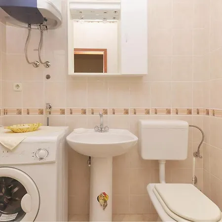 1 Bedroom Lovely In Posedarje